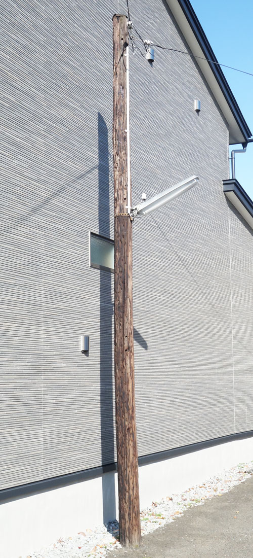 うちの隣の木製街灯柱