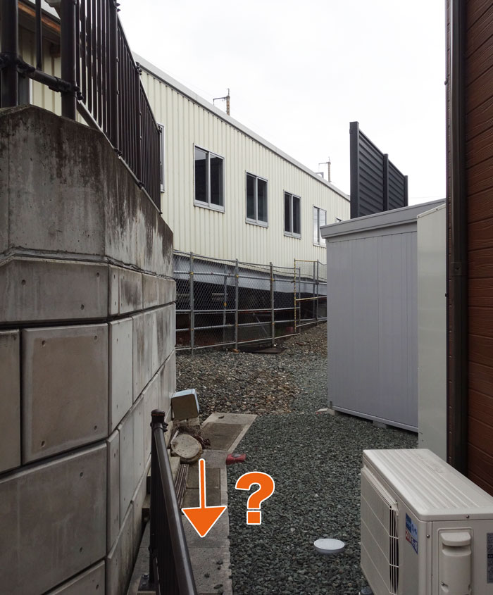 青山駅の下
