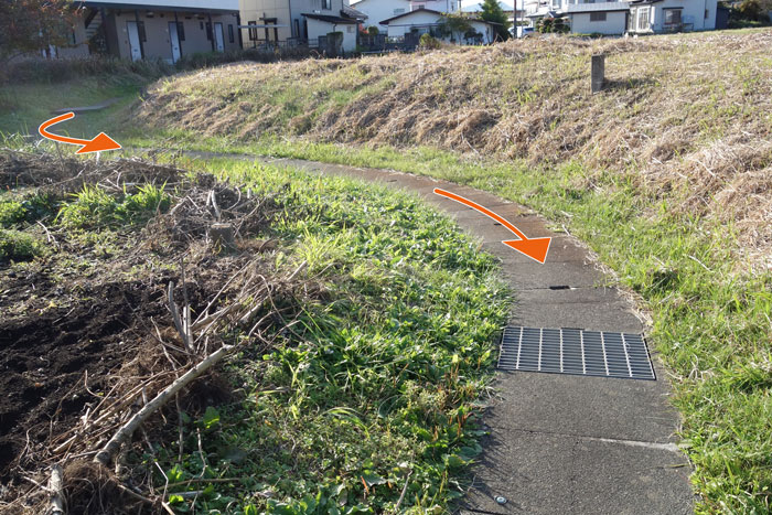史跡と住宅の間