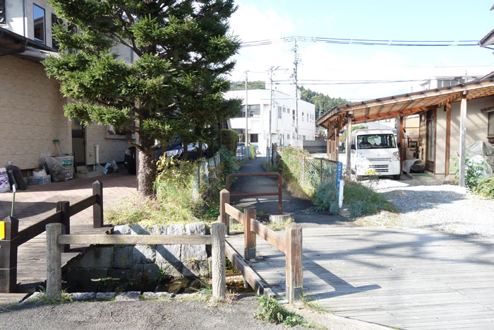 山岸せせらぎ水路分れ3