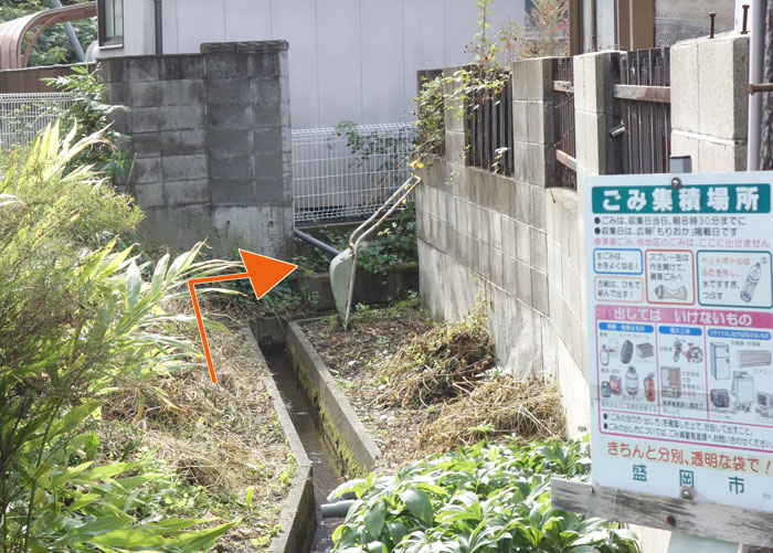 民地の中へ