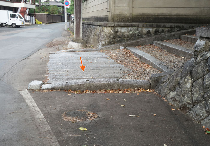 山門前の橋