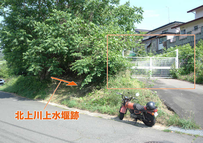 フェンス扉と北上川上水堰跡