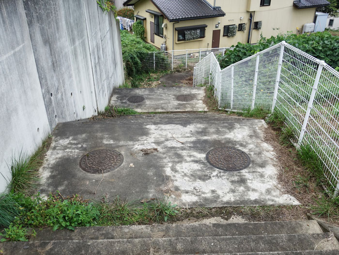 踊場とマンホール