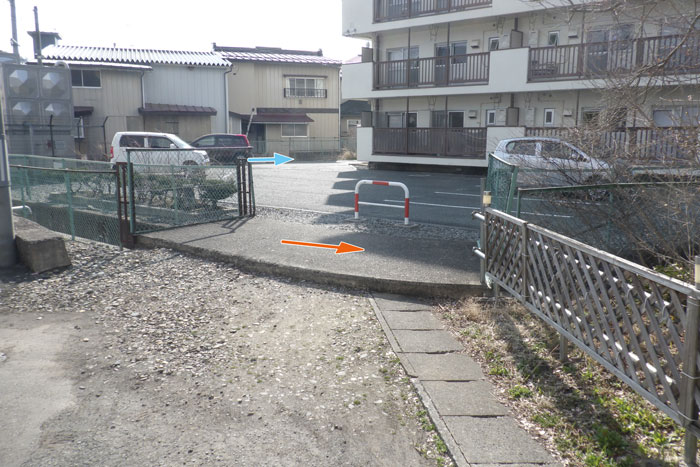 奥に水路跡