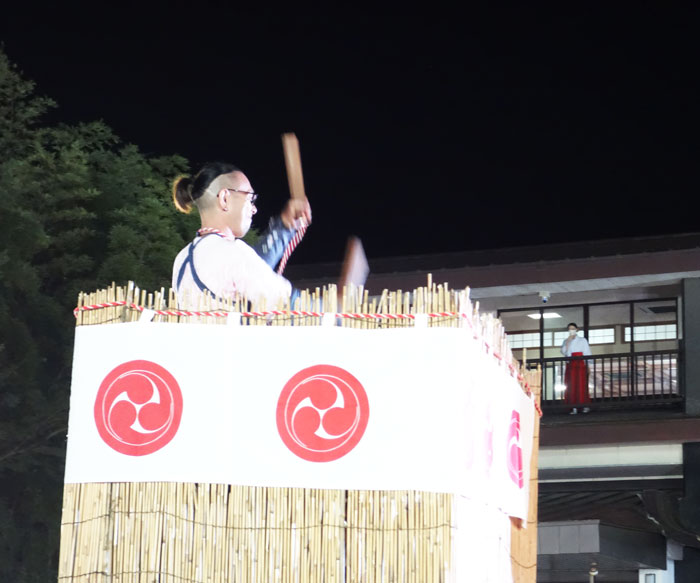 巫女さん見てる